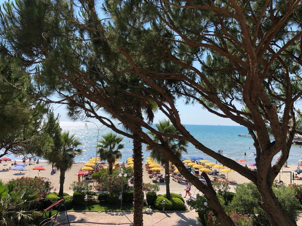 Mali I Robit Beachfront Apartment Golem  Buitenkant foto