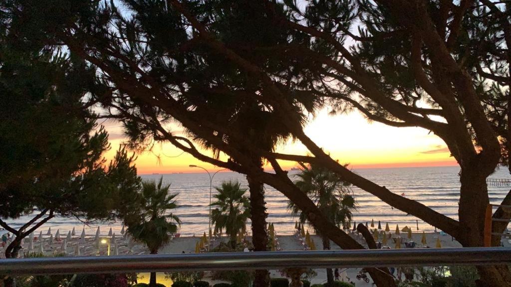Mali I Robit Beachfront Apartment Golem  Buitenkant foto