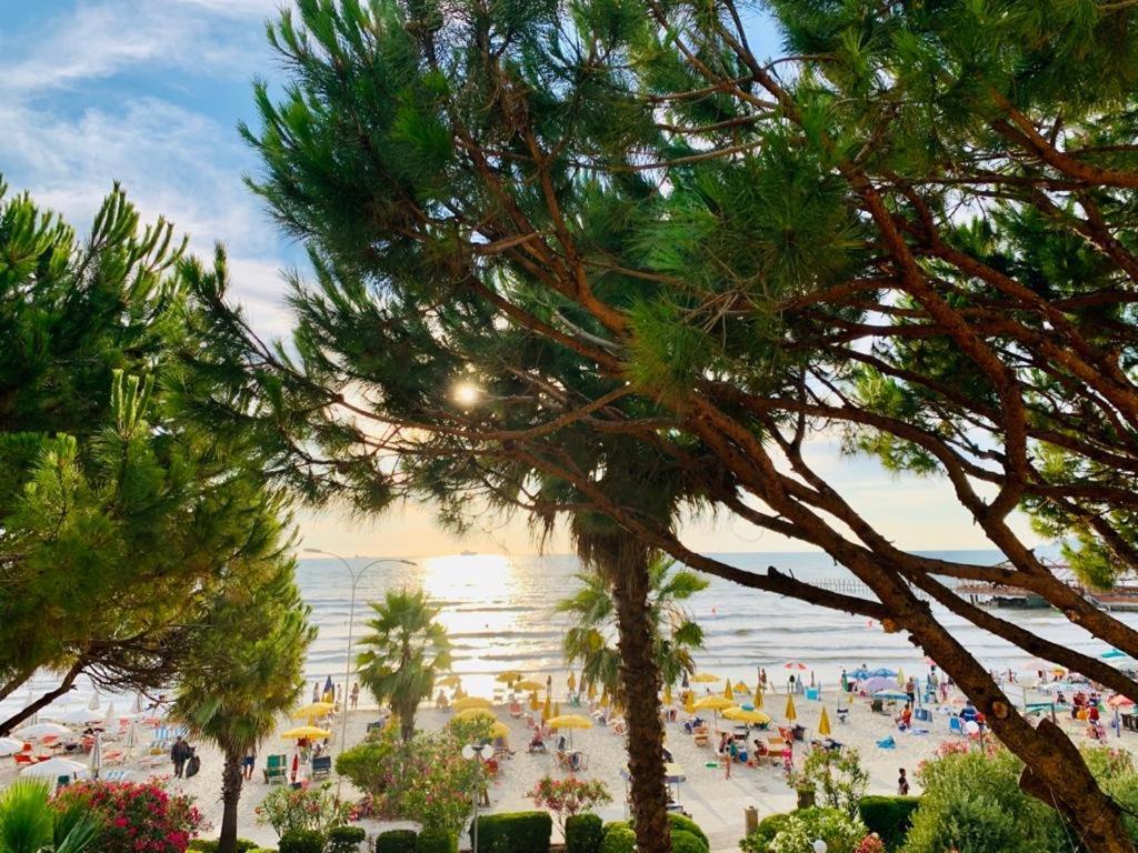 Mali I Robit Beachfront Apartment Golem  Buitenkant foto