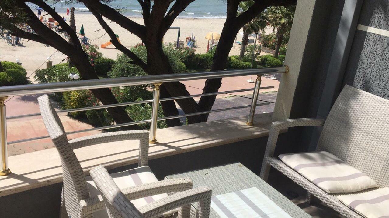 Mali I Robit Beachfront Apartment Golem  Buitenkant foto