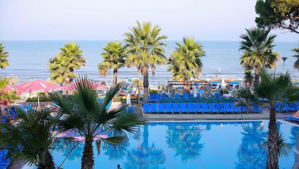 Mali I Robit Beachfront Apartment Golem  Buitenkant foto