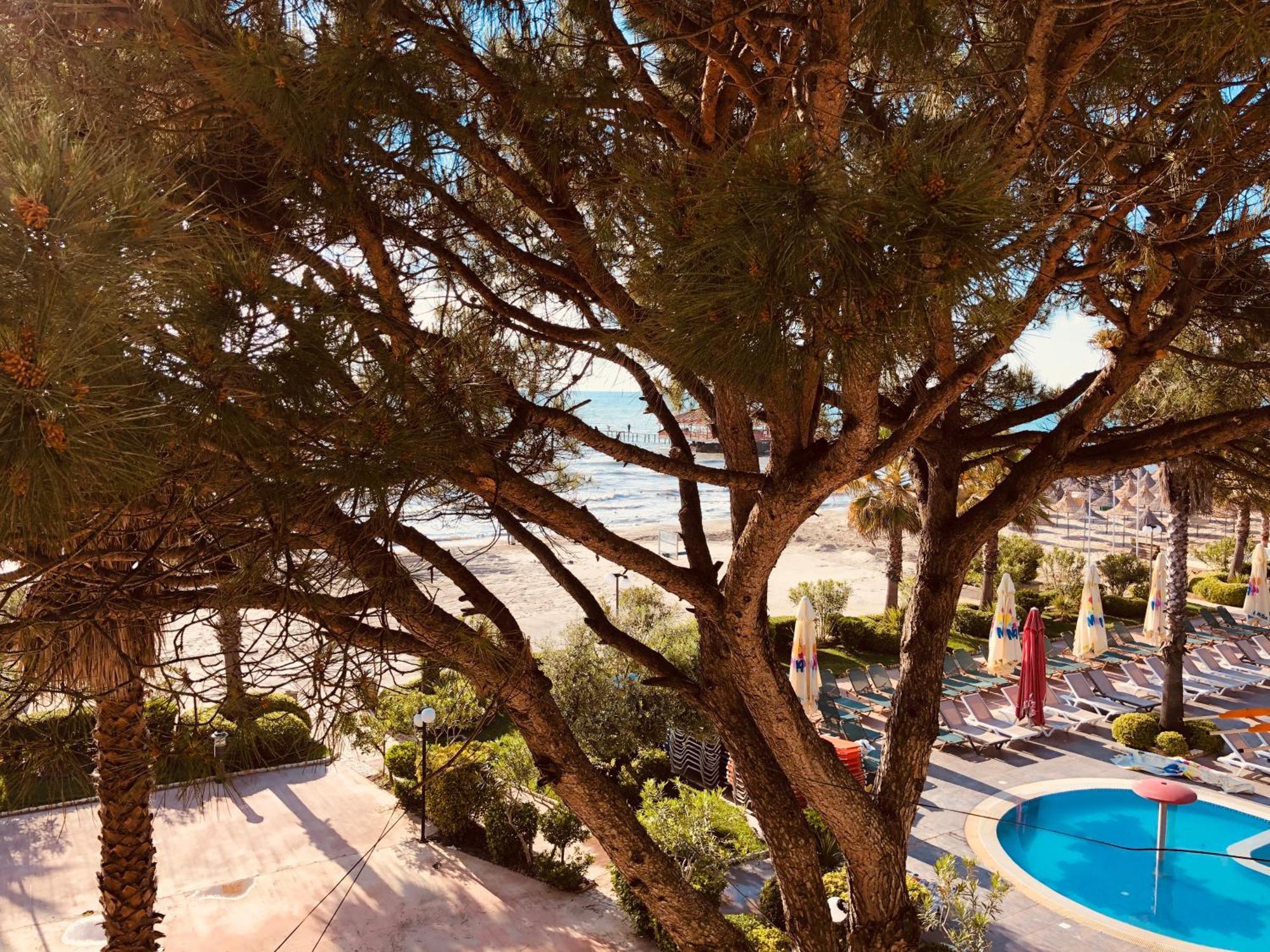 Mali I Robit Beachfront Apartment Golem  Buitenkant foto