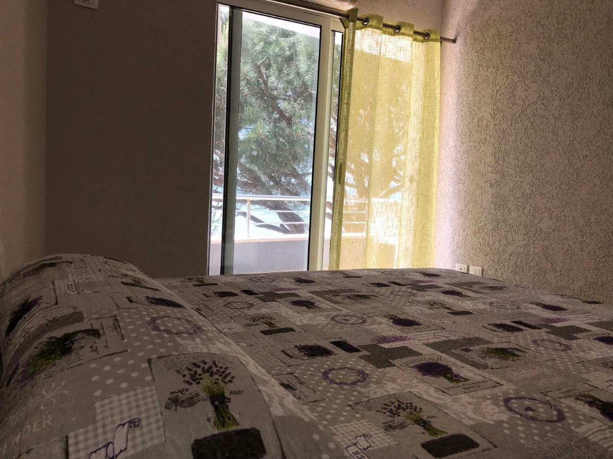Mali I Robit Beachfront Apartment Golem  Buitenkant foto