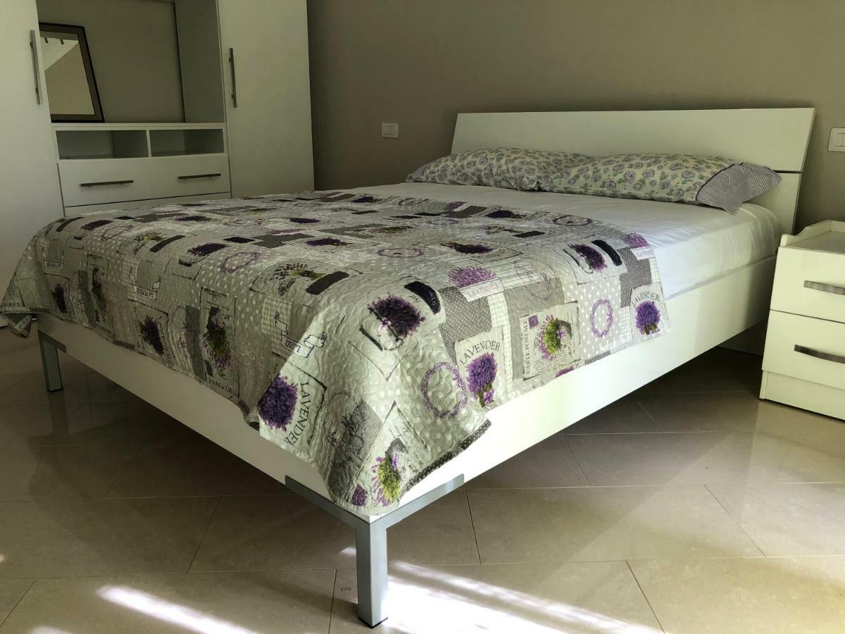 Mali I Robit Beachfront Apartment Golem  Buitenkant foto