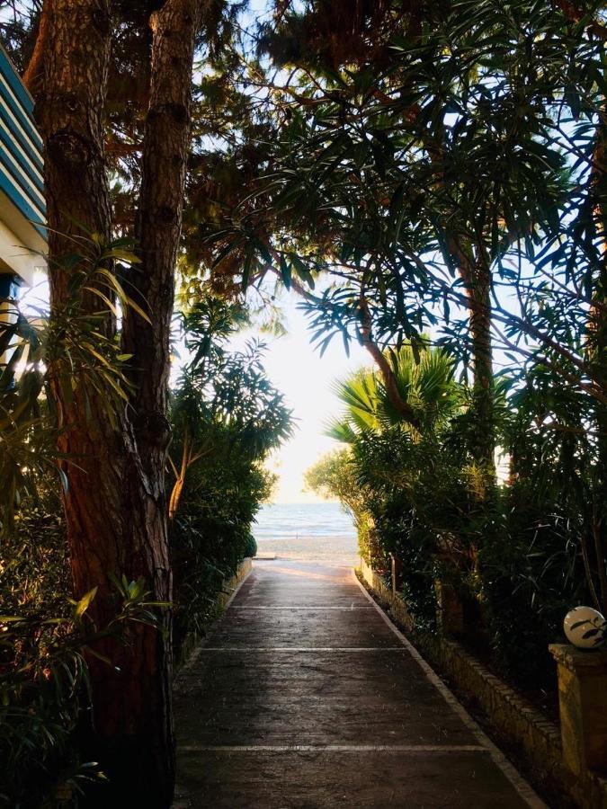 Mali I Robit Beachfront Apartment Golem  Buitenkant foto